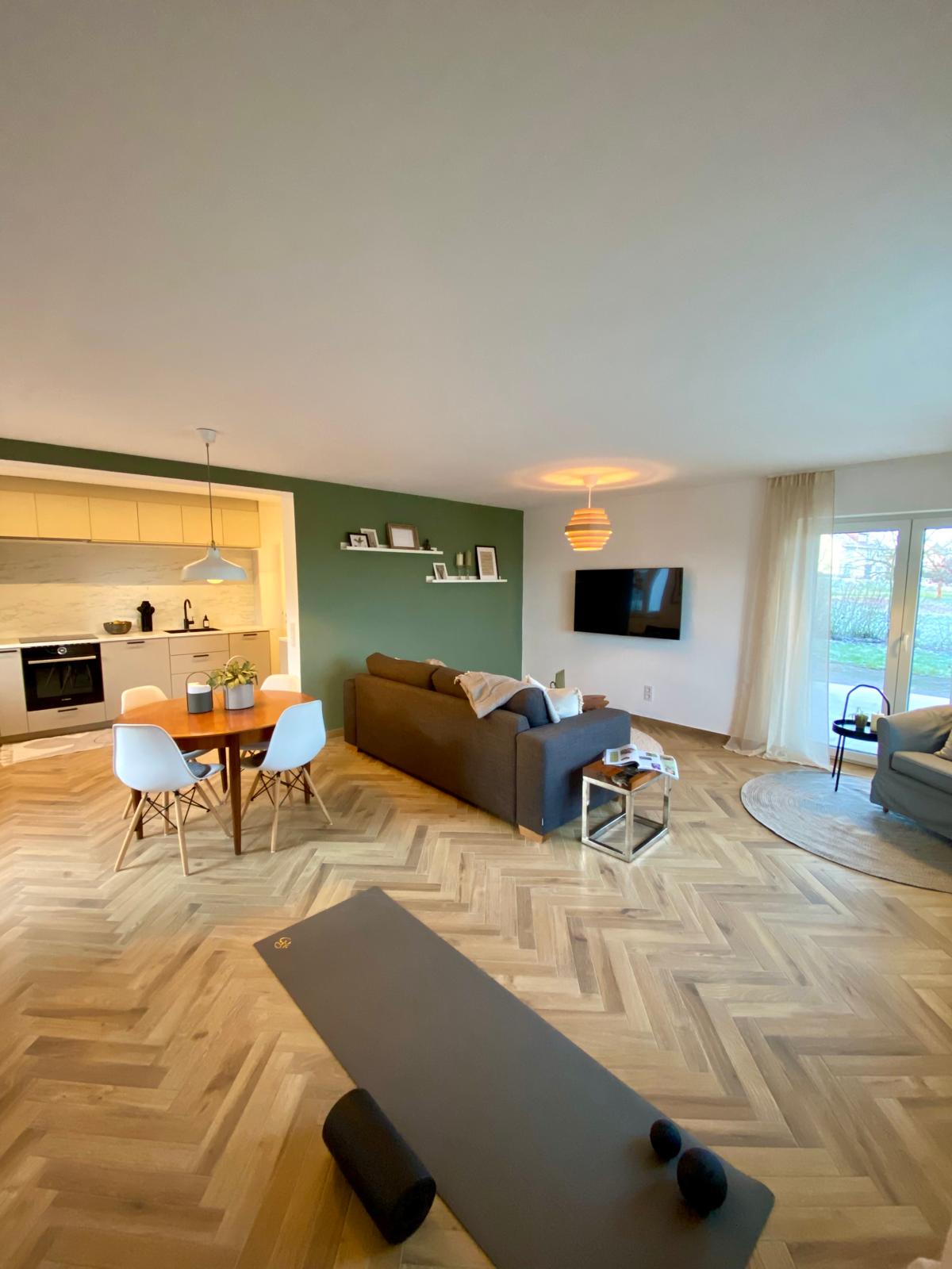 Seenlandstudio Wohnzimmer Küche grüne Wand